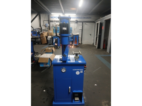 Станок пневмогидравлический для заклепки тормозных колодок rm 813 NR6H RM 813 (NORDBERG)