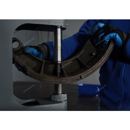 Пневматический станок для заклепки тормозных колодок, цилиндр 160, с тумбой NR8TM (NORDBERG)